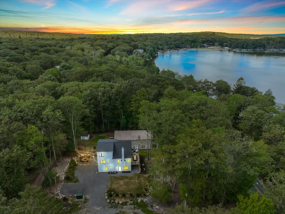 NEW Modern Lake Harmony Chalet | HotTub | Firepit