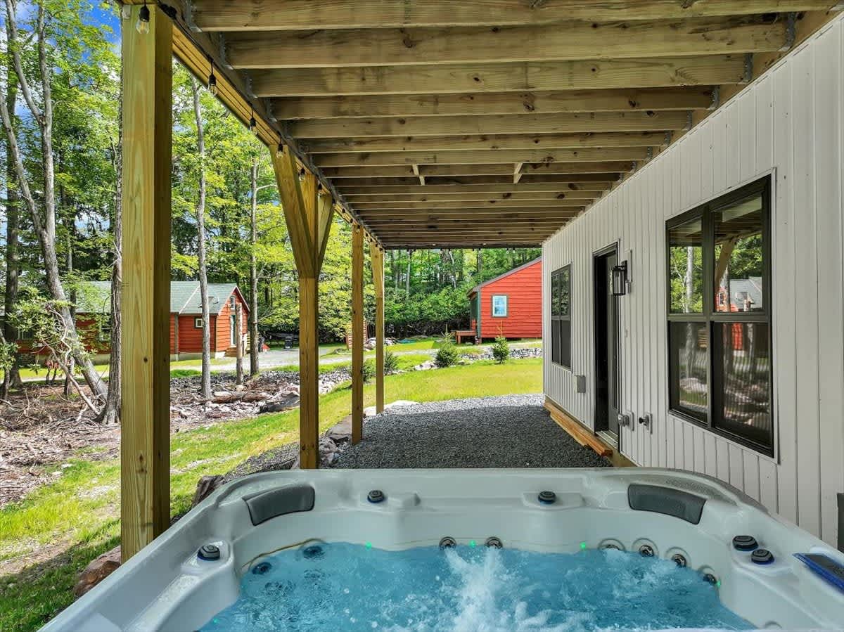 NEW Modern Lake Harmony Chalet | HotTub | Firepit