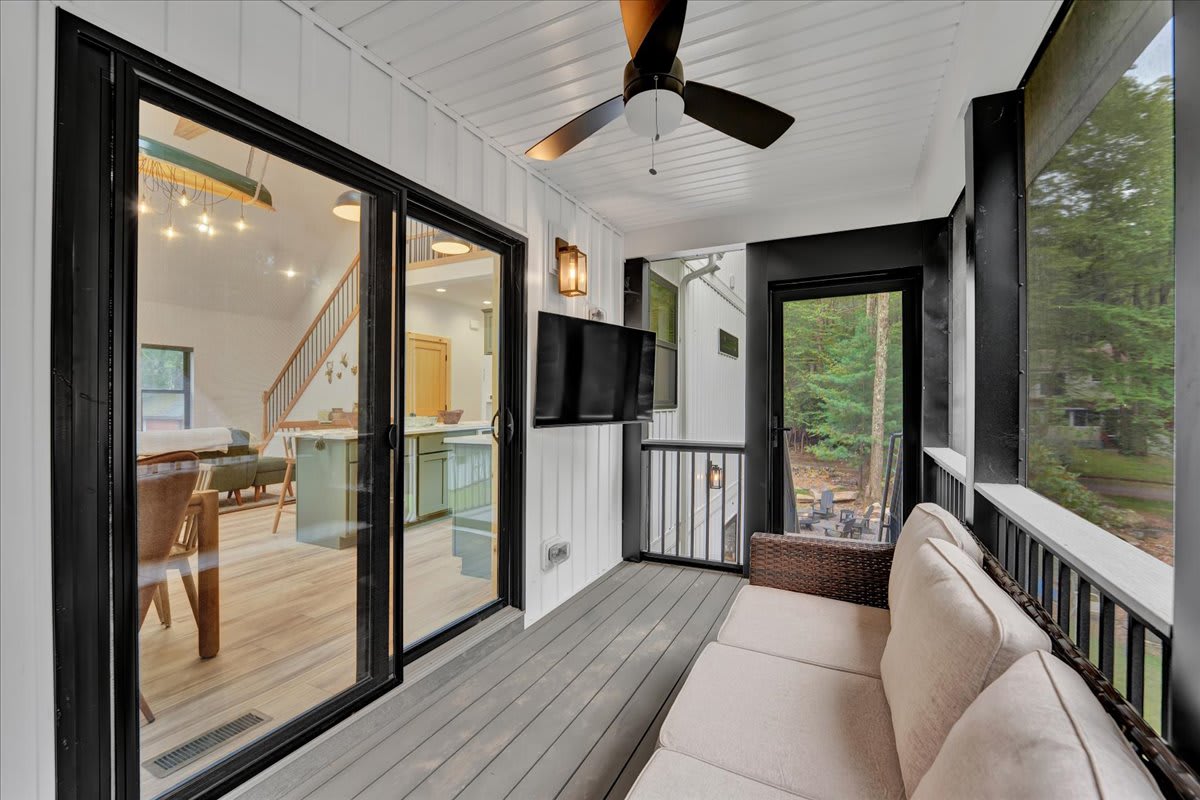 NEW Modern Lake Harmony Chalet | HotTub | Firepit