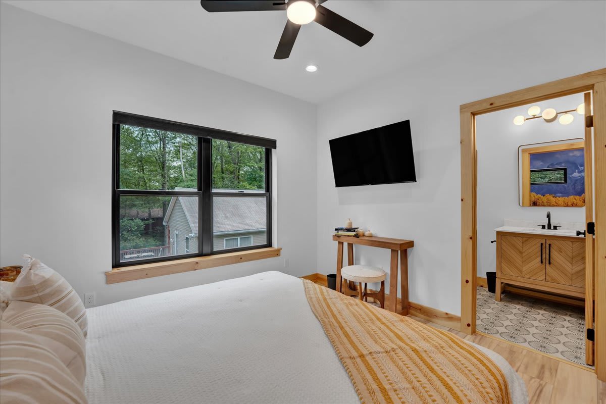 NEW Modern Lake Harmony Chalet | HotTub | Firepit