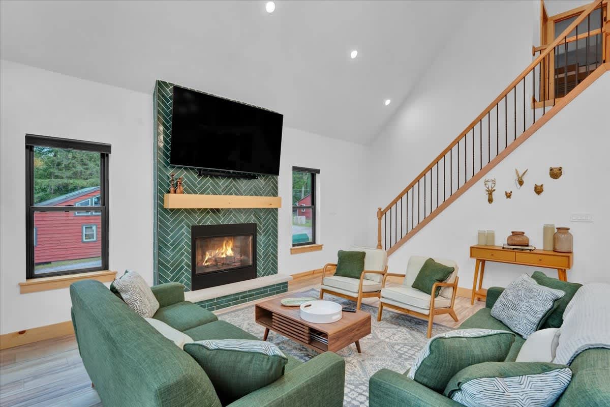 NEW Modern Lake Harmony Chalet | HotTub | Firepit