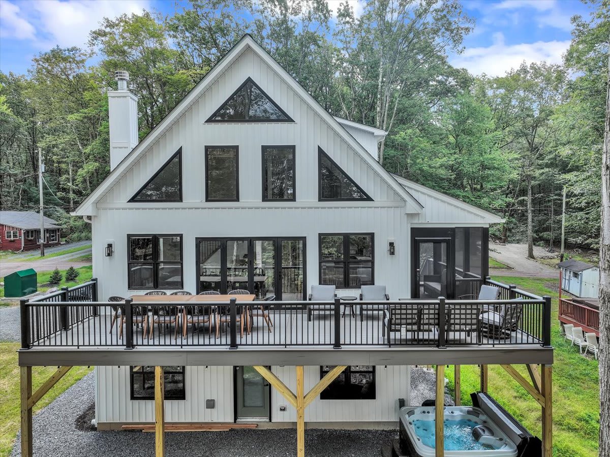 NEW Modern Lake Harmony Chalet | HotTub | Firepit