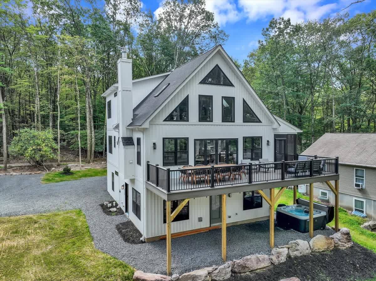 NEW Modern Lake Harmony Chalet | HotTub | Firepit