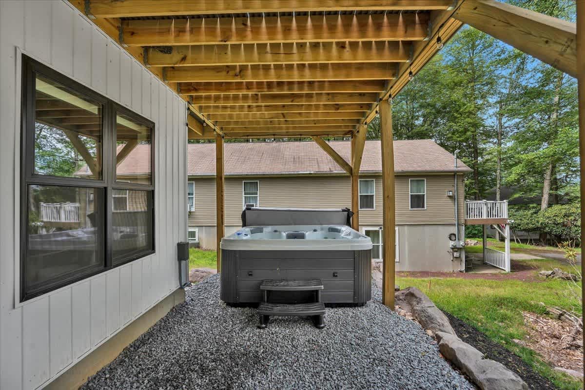 NEW Modern Lake Harmony Chalet | HotTub | Firepit