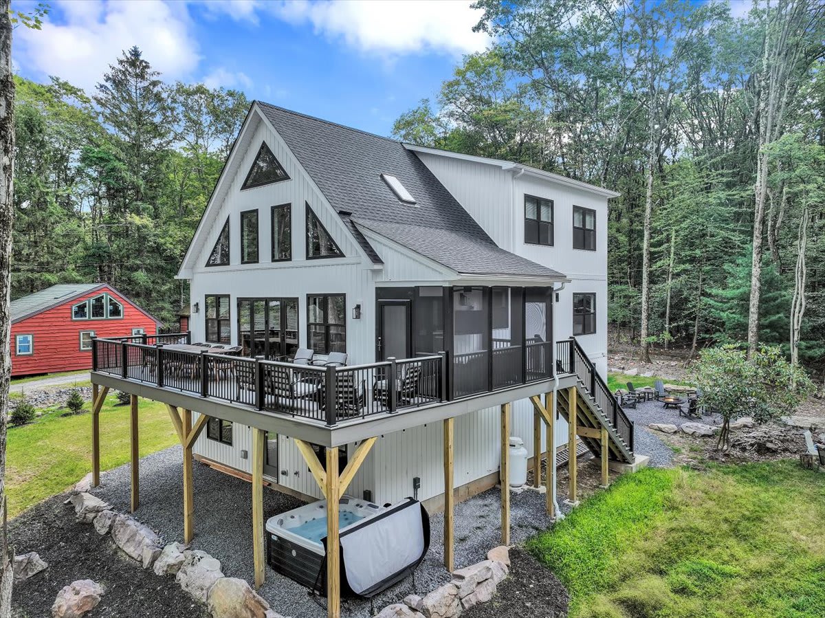 NEW Modern Lake Harmony Chalet | HotTub | Firepit