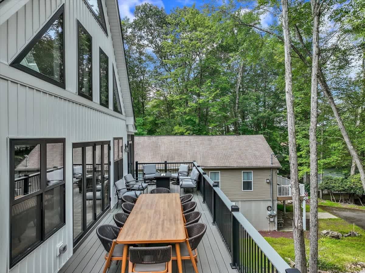 NEW Modern Lake Harmony Chalet | HotTub | Firepit