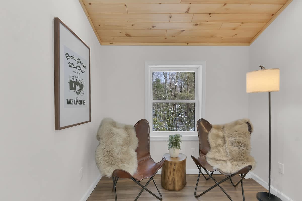 Cedar Woods Retreat | Pine Vaulted Chalet | HotTub