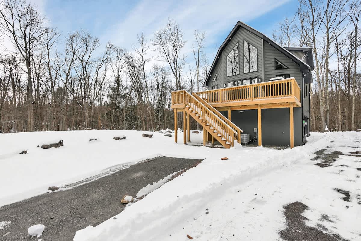 Cedar Woods Retreat | Pine Vaulted Chalet | HotTub