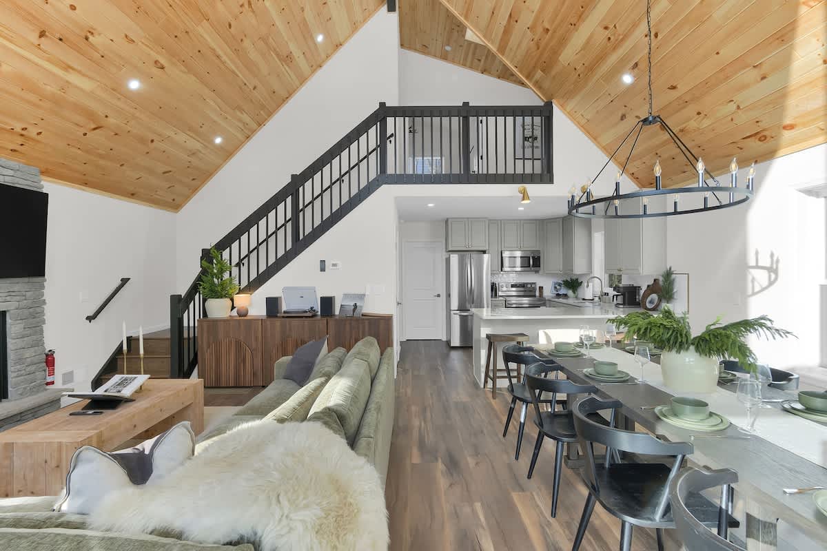 Cedar Woods Retreat | Pine Vaulted Chalet | HotTub