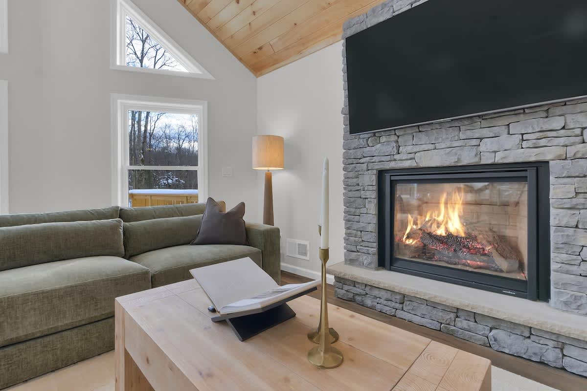 Cedar Woods Retreat | Pine Vaulted Chalet | HotTub