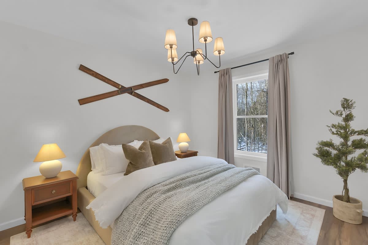 Cedar Woods Retreat | Pine Vaulted Chalet | HotTub