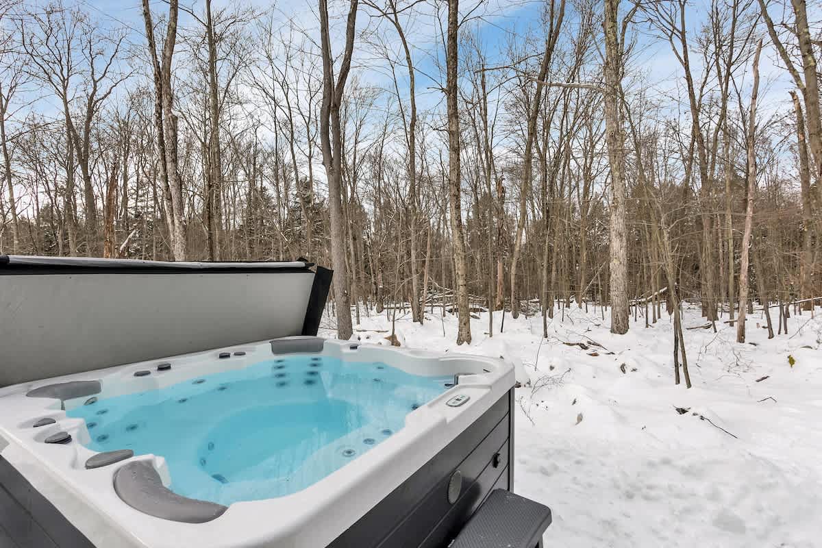 Cedar Woods Retreat | Pine Vaulted Chalet | HotTub