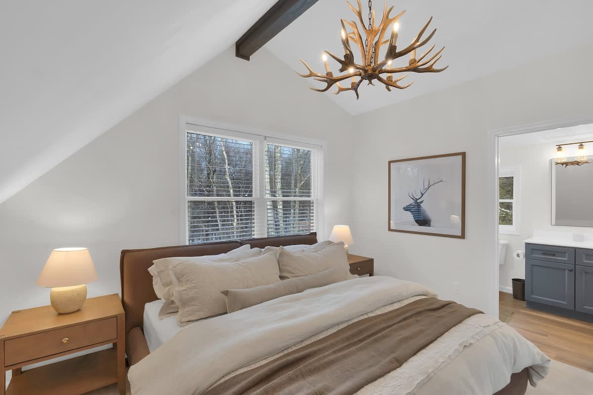 Cedar Woods Retreat | Pine Vaulted Chalet | HotTub