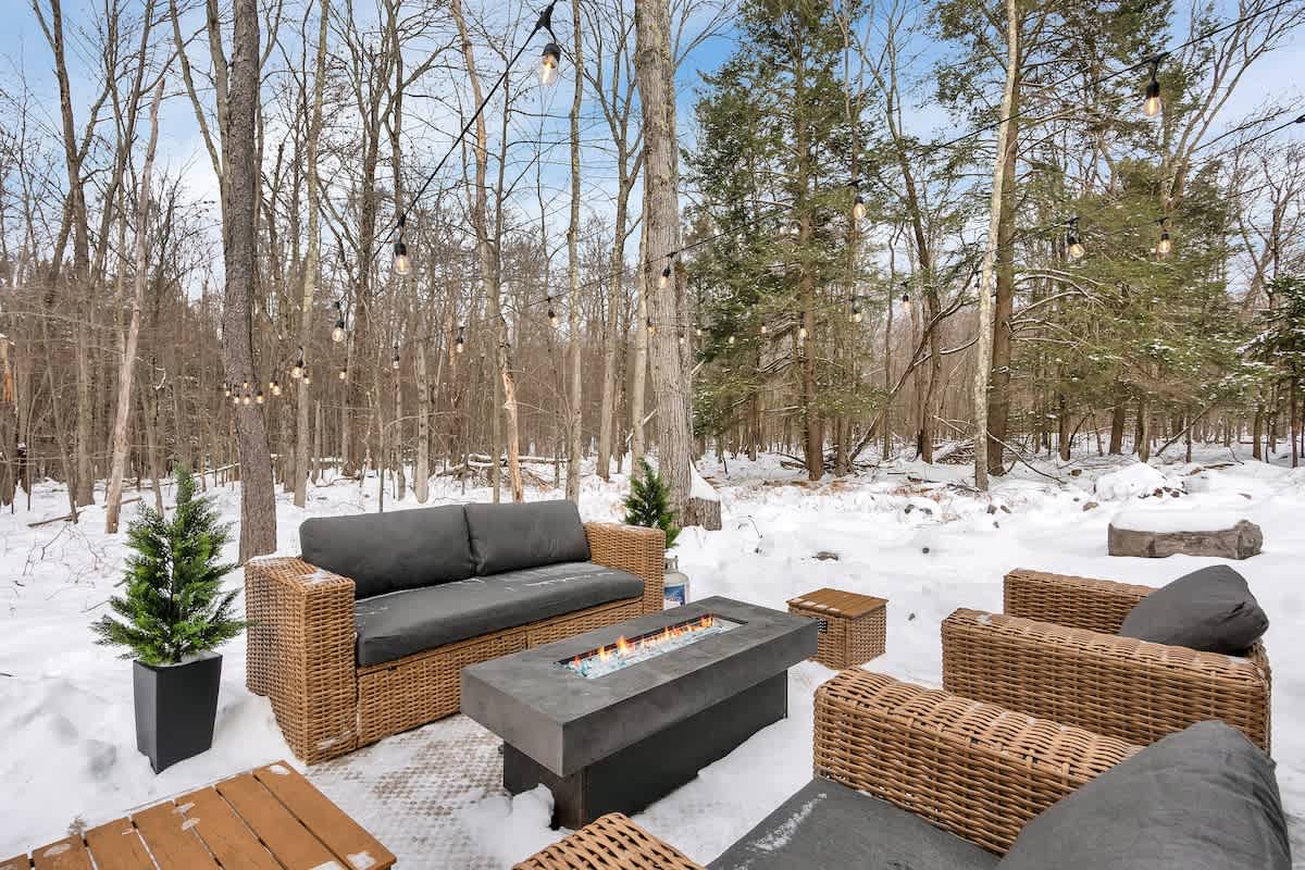 Cedar Woods Retreat | Pine Vaulted Chalet | HotTub