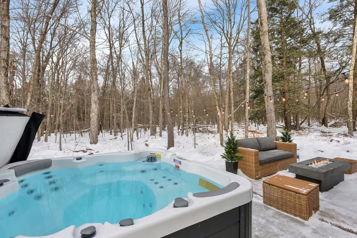Cedar Woods Retreat | Pine Vaulted Chalet | HotTub