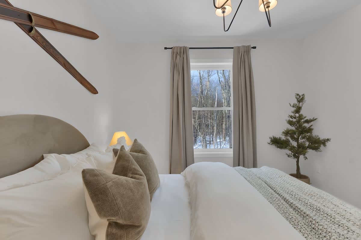 Cedar Woods Retreat | Pine Vaulted Chalet | HotTub