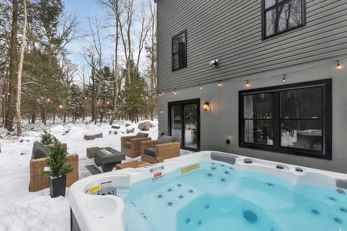 Cedar Woods Retreat | Pine Vaulted Chalet | HotTub