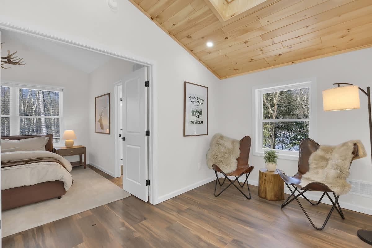 Cedar Woods Retreat | Pine Vaulted Chalet | HotTub