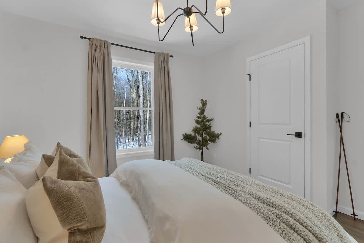 Cedar Woods Retreat | Pine Vaulted Chalet | HotTub