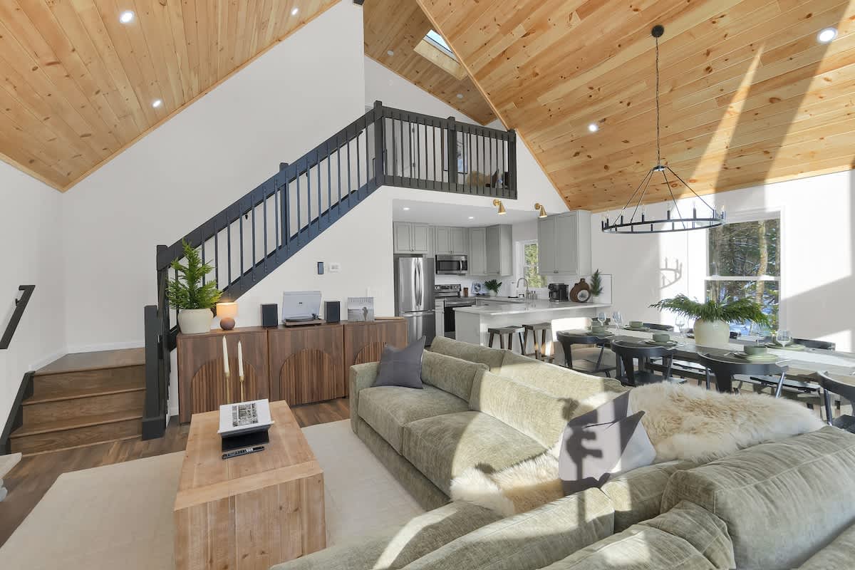 Cedar Woods Retreat | Pine Vaulted Chalet | HotTub