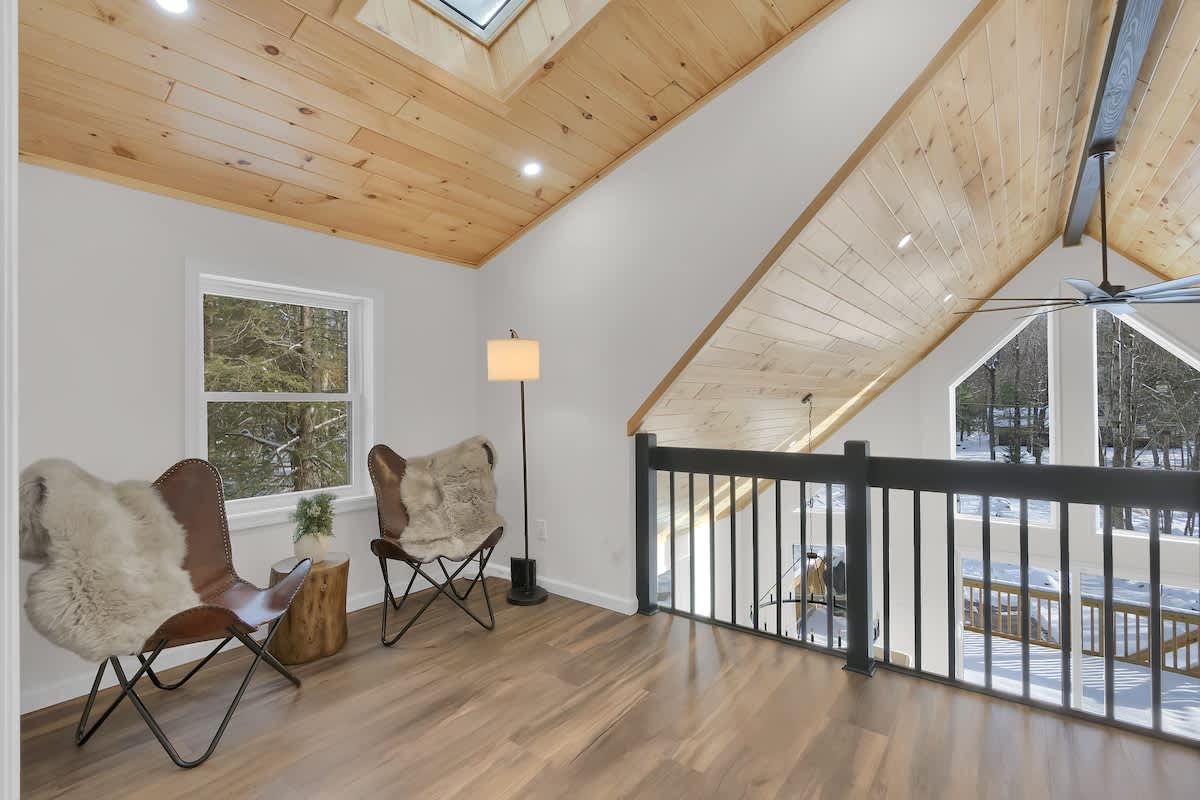 Cedar Woods Retreat | Pine Vaulted Chalet | HotTub