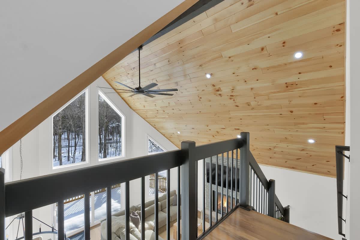 Cedar Woods Retreat | Pine Vaulted Chalet | HotTub