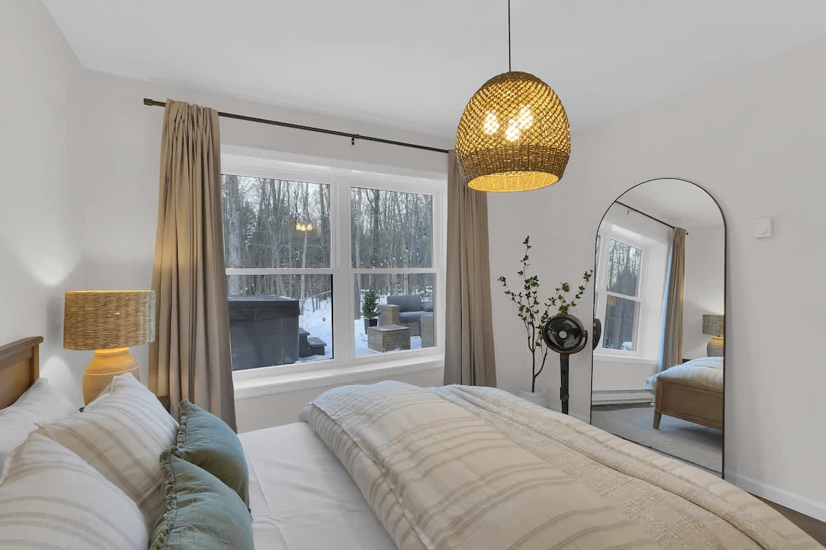Cedar Woods Retreat | Pine Vaulted Chalet | HotTub