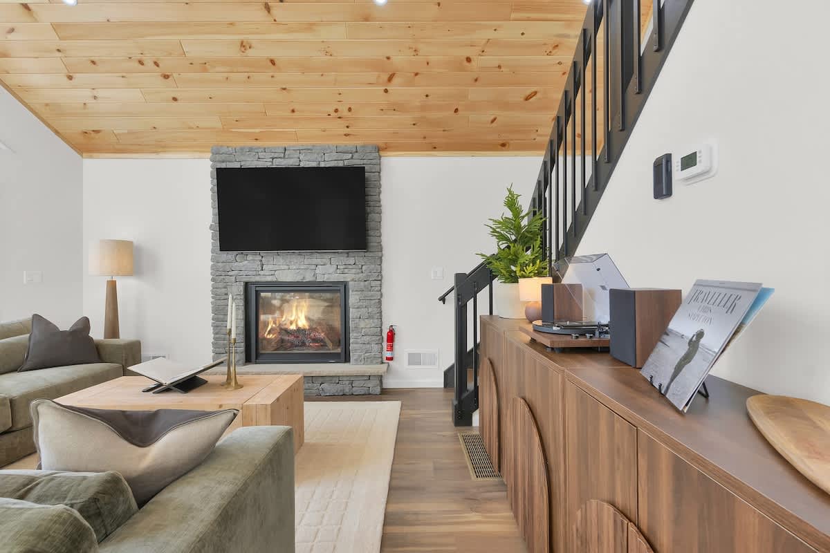 Cedar Woods Retreat | Pine Vaulted Chalet | HotTub
