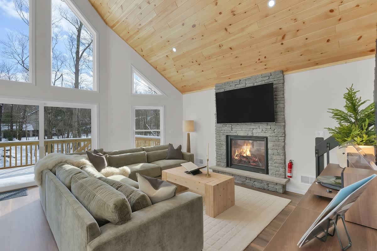 Cedar Woods Retreat | Pine Vaulted Chalet | HotTub