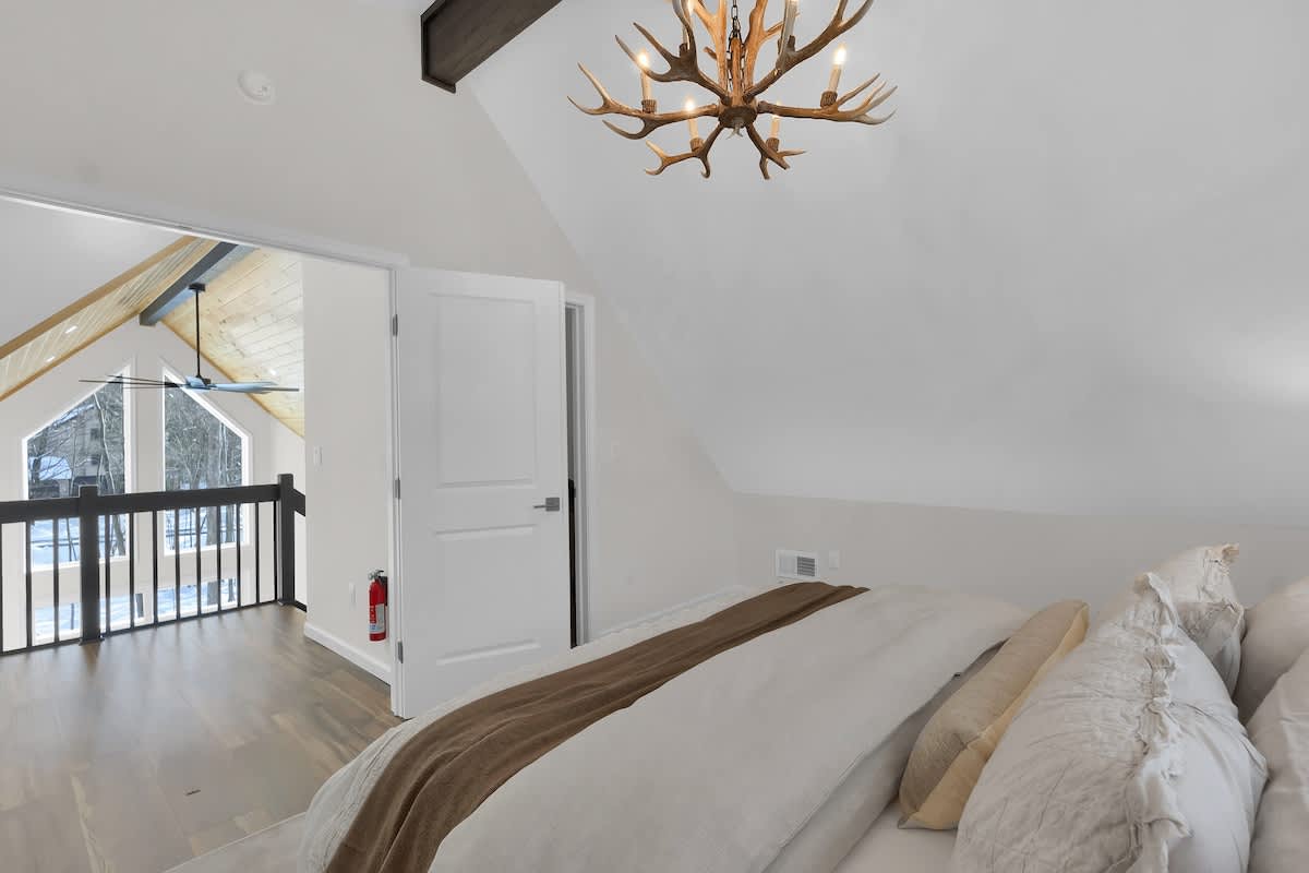 Cedar Woods Retreat | Pine Vaulted Chalet | HotTub