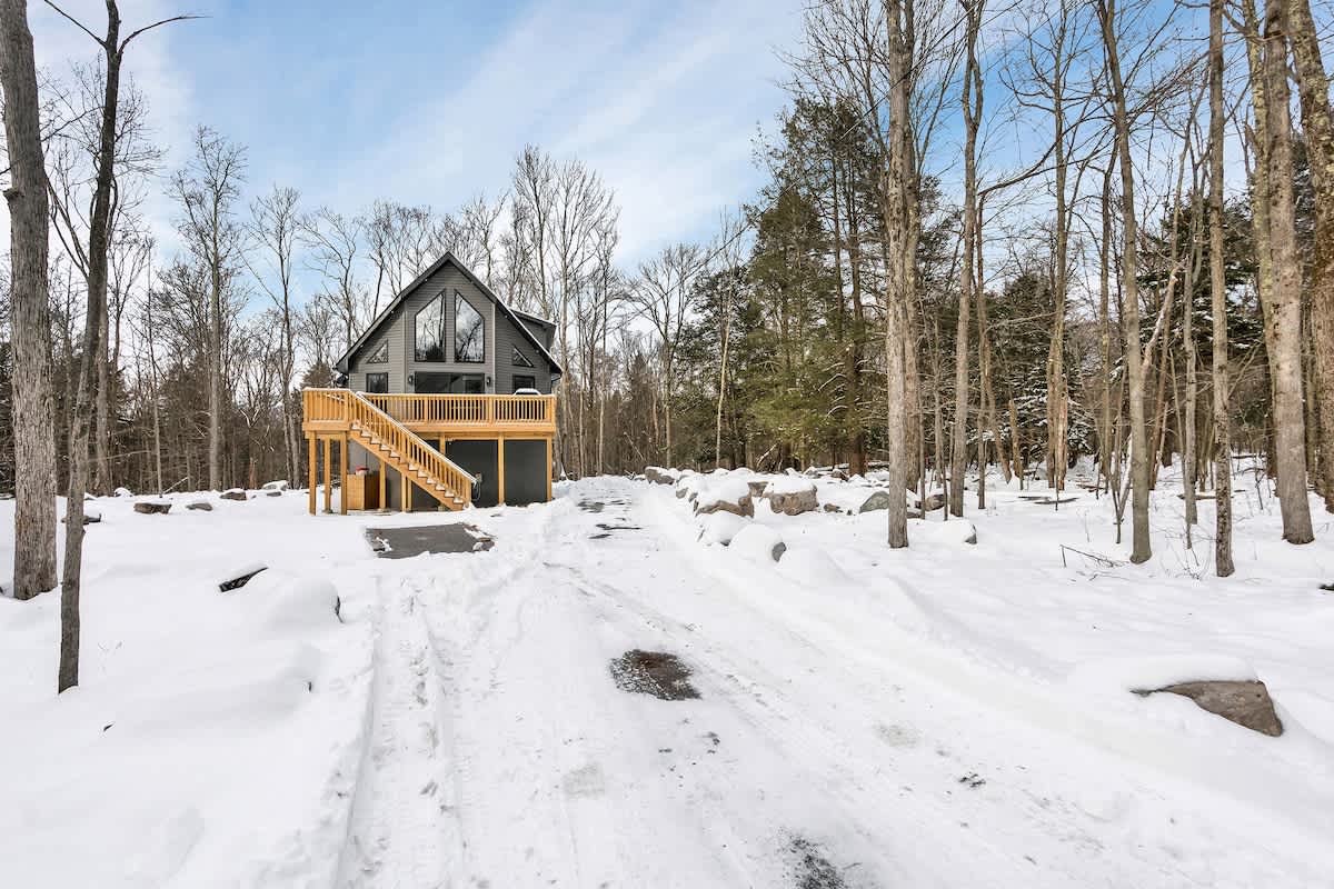 Cedar Woods Retreat | Pine Vaulted Chalet | HotTub
