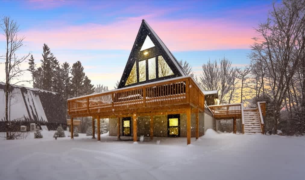 Iconic A-Frame | Hot Tub | Fire Pit | Walk to Lake | Near Ski Resorts — Blakeslee, PA — vacation rental