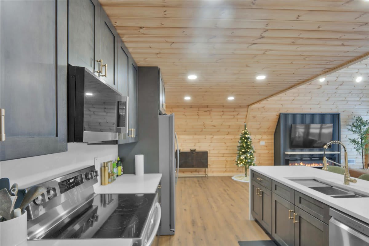 Iconic A-Frame | Hot Tub | Fire Pit | Walk to Lake | Near Ski Resorts