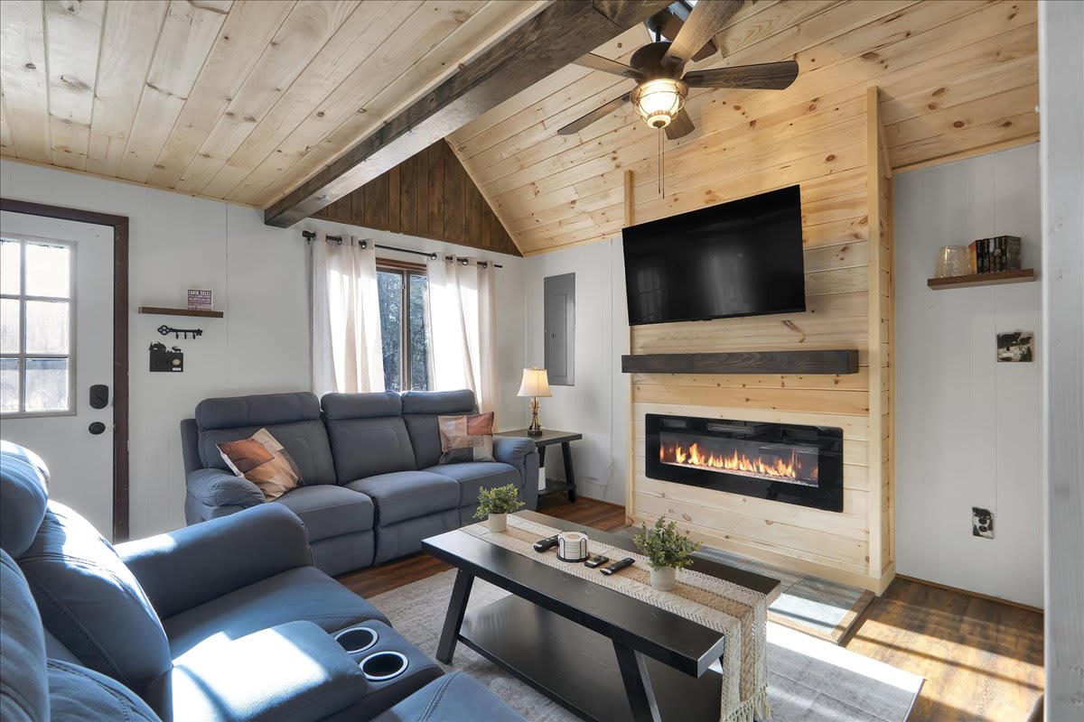 Charming Pocono Chalet | HotTub | Lake Access