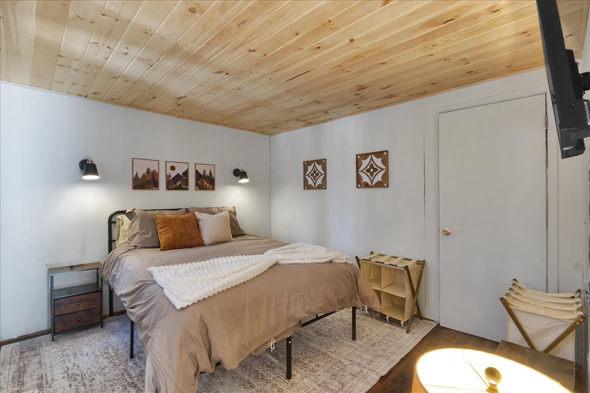 Charming Pocono Chalet | HotTub | Lake Access