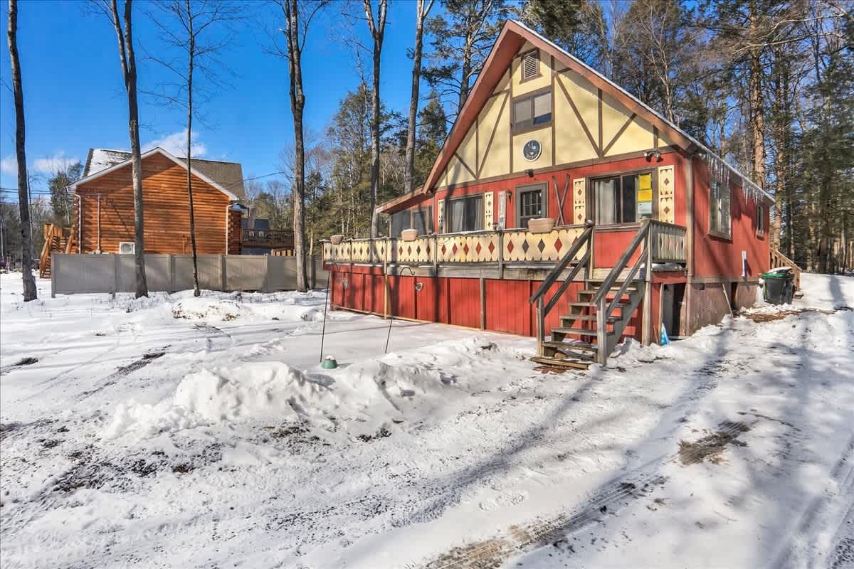 Charming Pocono Chalet | HotTub | Lake Access