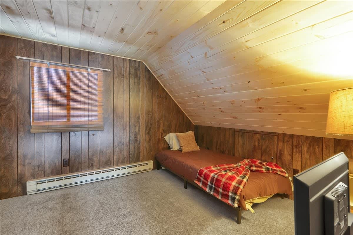 Charming Pocono Chalet | HotTub | Lake Access