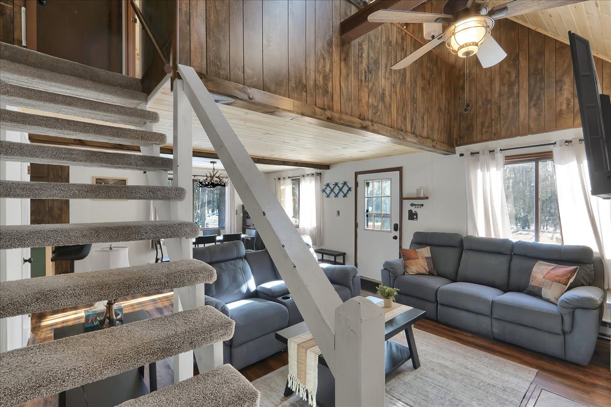 Charming Pocono Chalet | HotTub | Lake Access