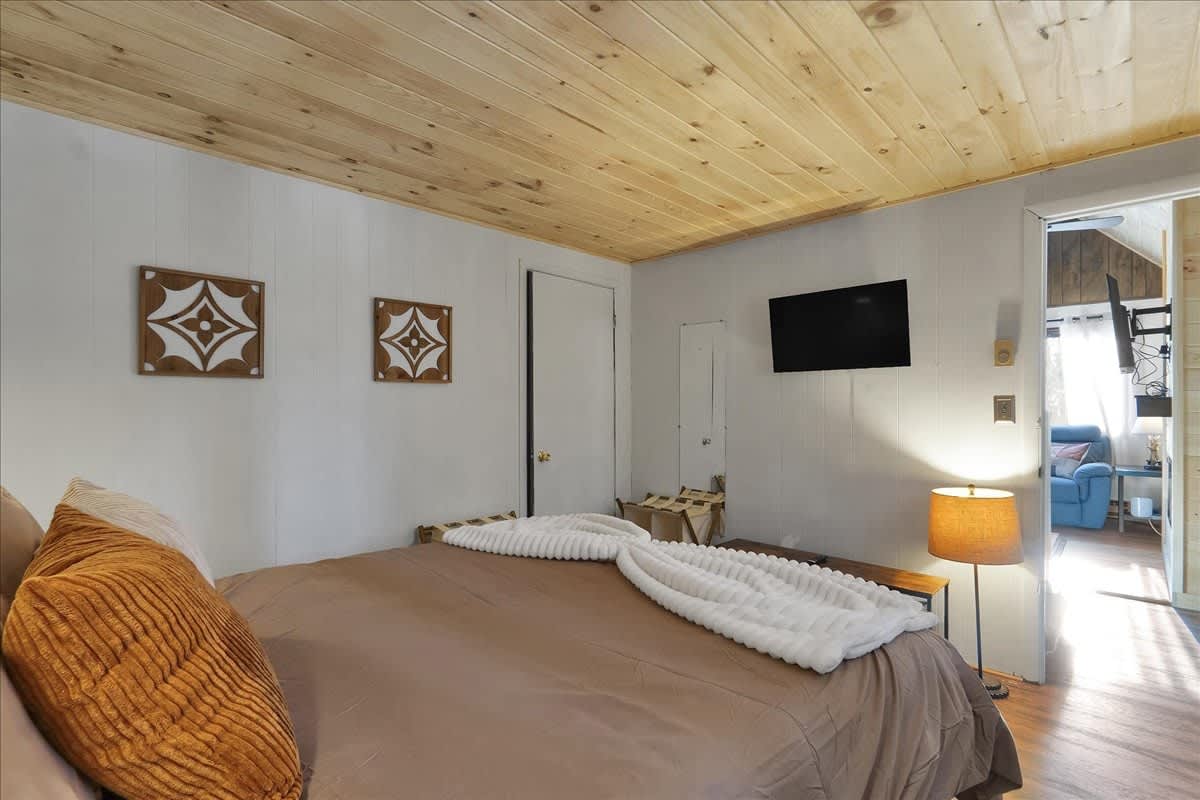 Charming Pocono Chalet | HotTub | Lake Access