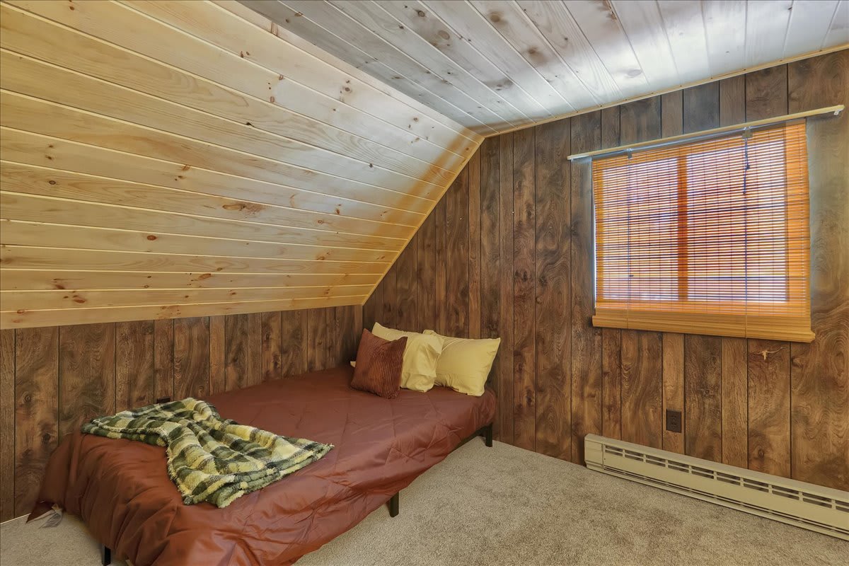 Charming Pocono Chalet | HotTub | Lake Access