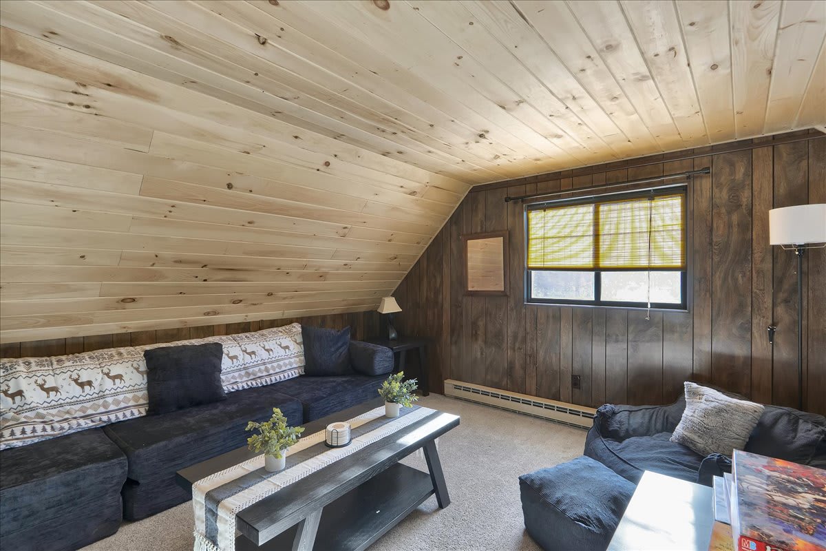 Charming Pocono Chalet | HotTub | Lake Access