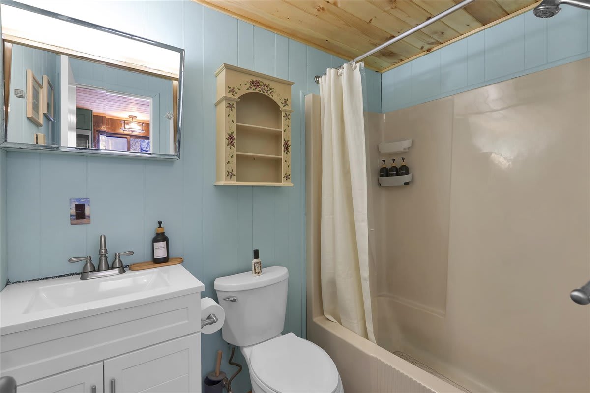 Charming Pocono Chalet | HotTub | Lake Access