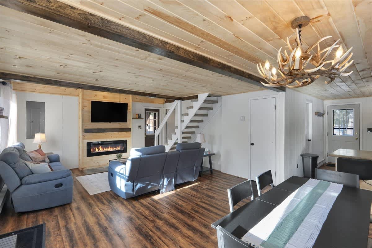 Charming Pocono Chalet | HotTub | Lake Access