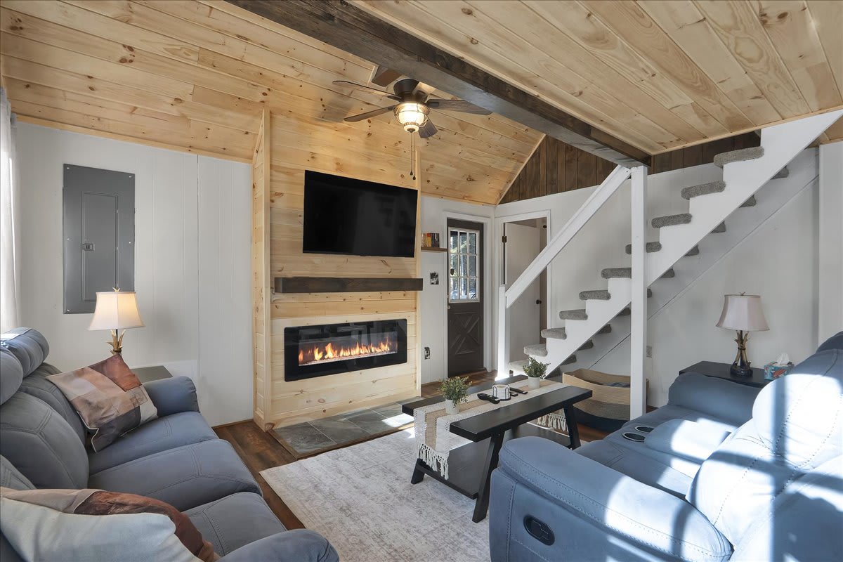 Charming Pocono Chalet | HotTub | Lake Access