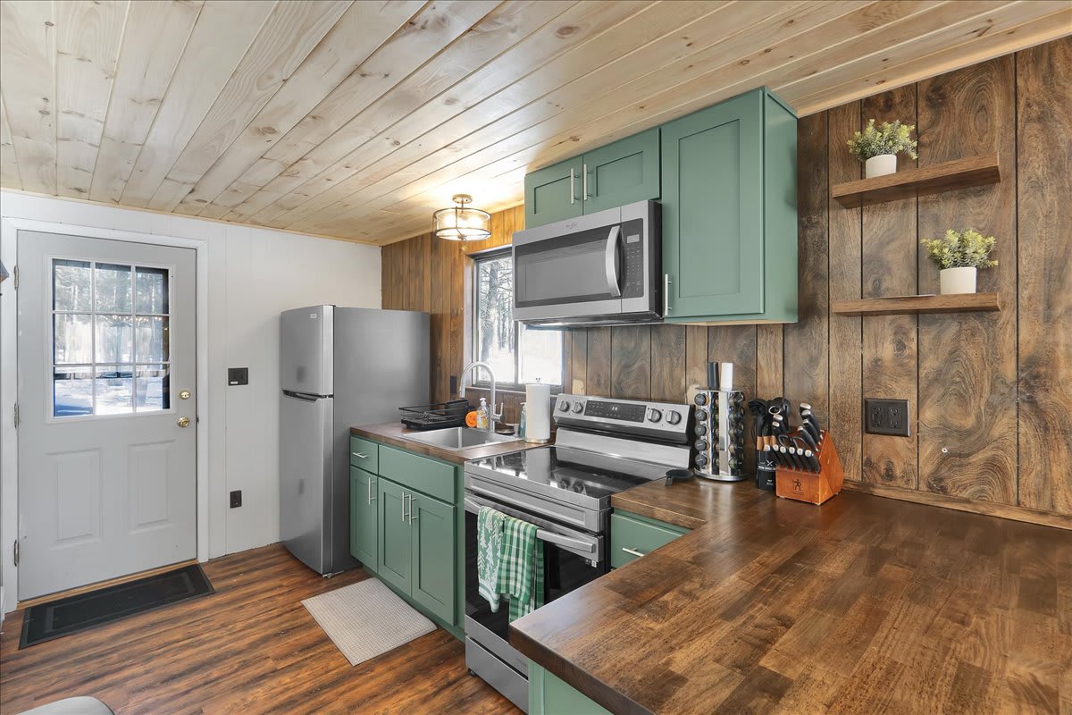 Charming Pocono Chalet | HotTub | Lake Access