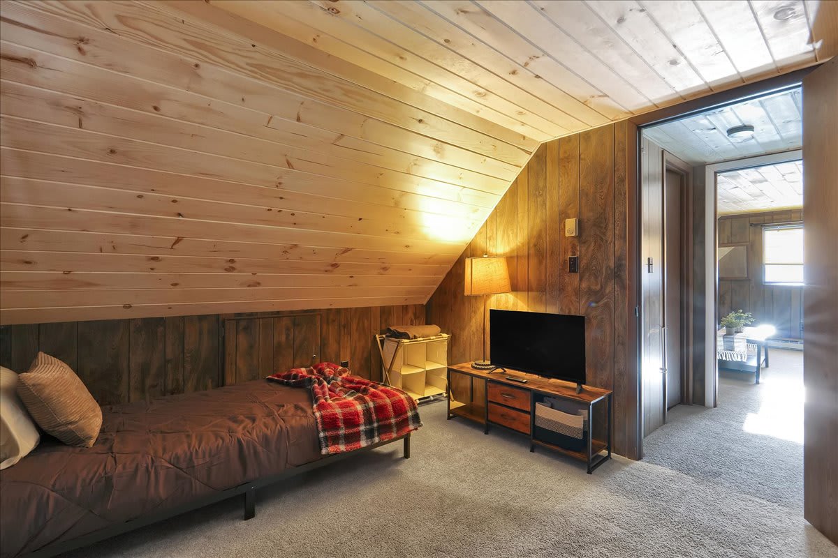 Charming Pocono Chalet | HotTub | Lake Access
