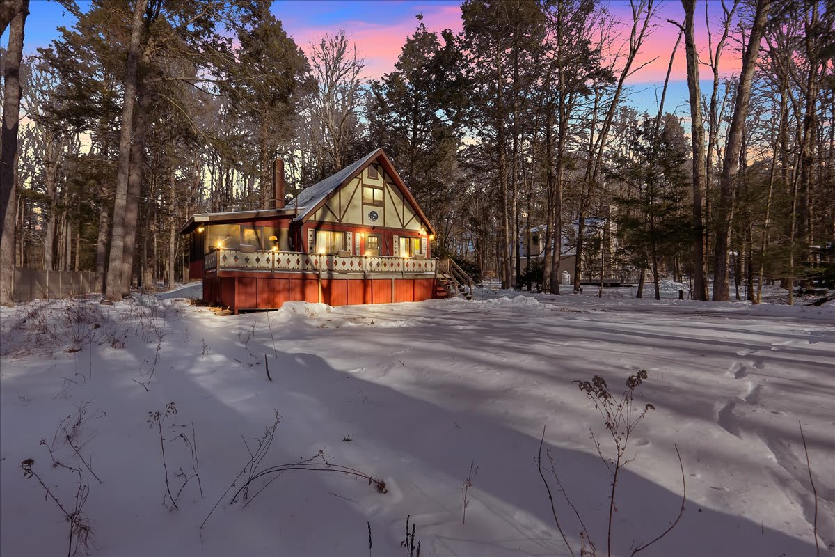 Charming Pocono Chalet | 7 Mins to Skiing | HotTub — Blakeslee, PA — vacation rental
