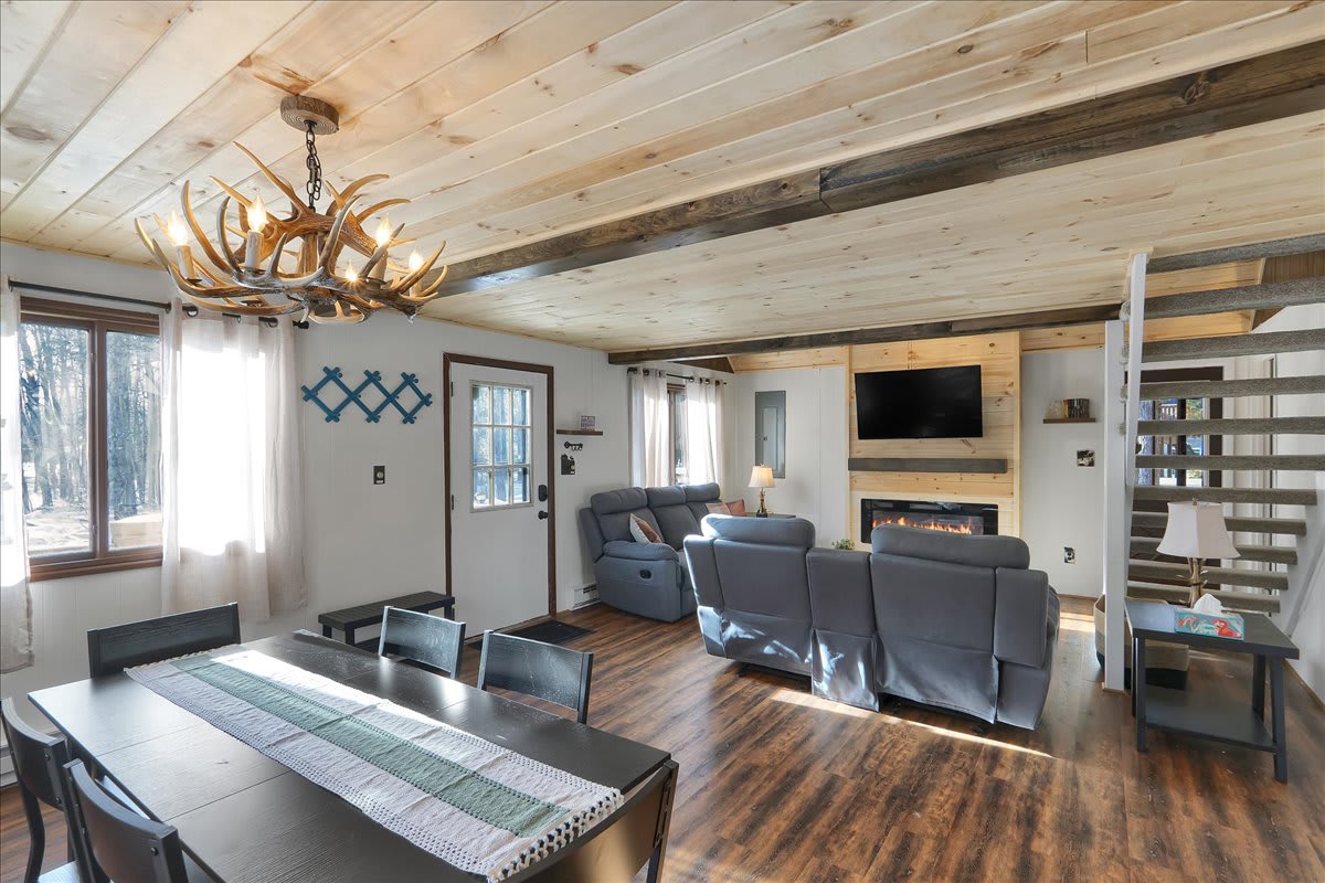 Charming Pocono Chalet | HotTub | Lake Access
