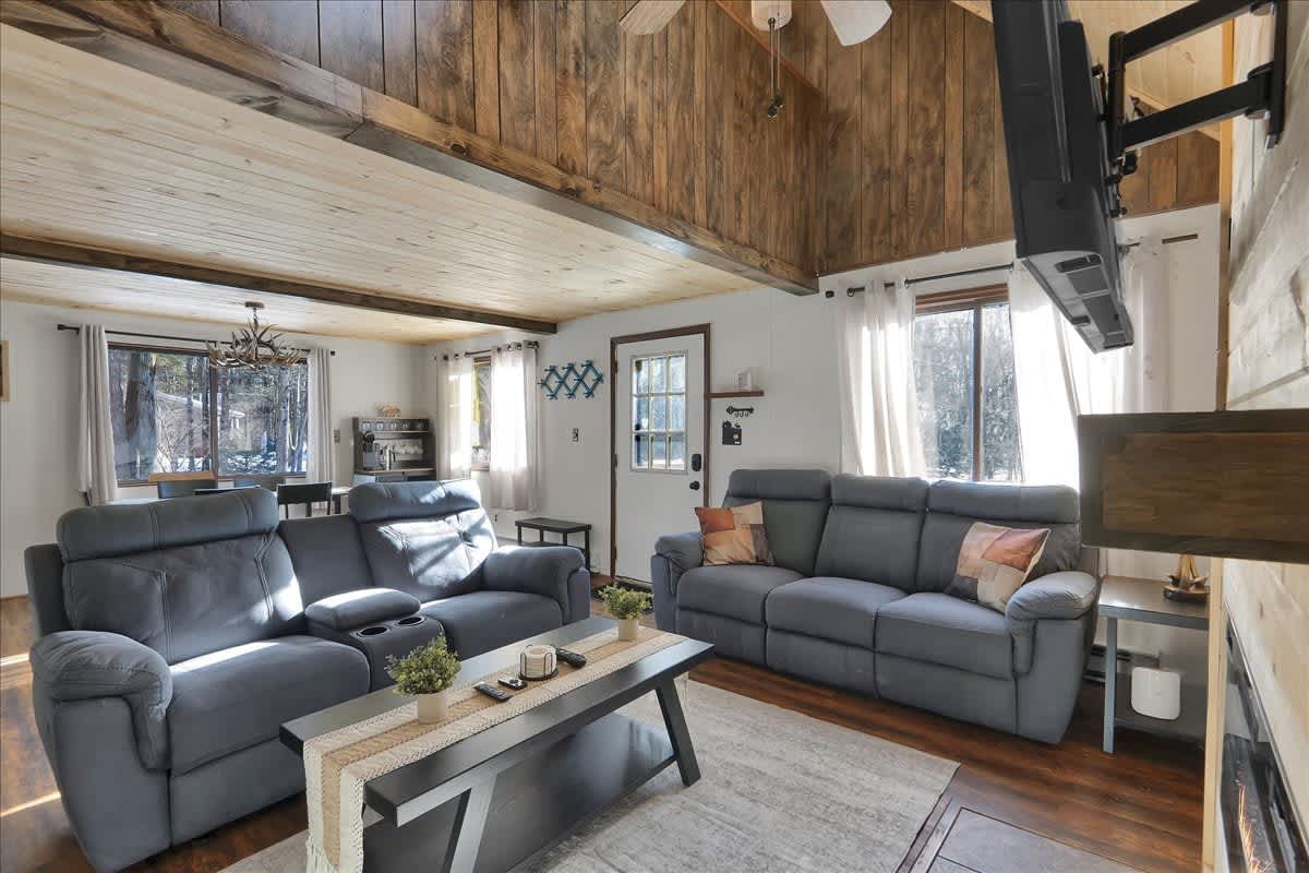 Charming Pocono Chalet | HotTub | Lake Access