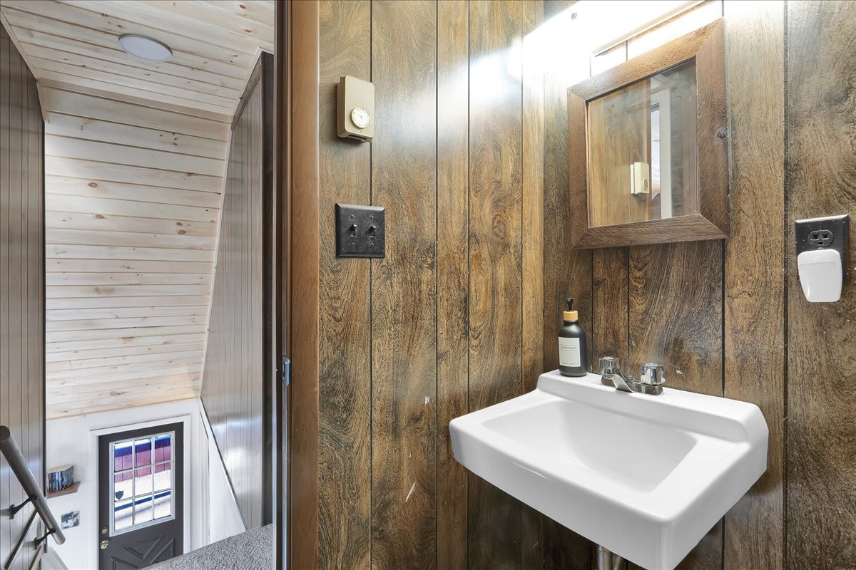 Charming Pocono Chalet | HotTub | Lake Access